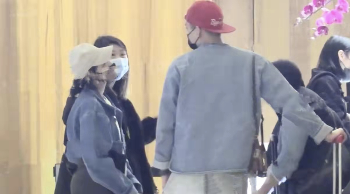 蔡卓宜|王大陆携女友入住酒店,为蔡卓宜穿衣背包,两人用情侣挂饰很恩爱