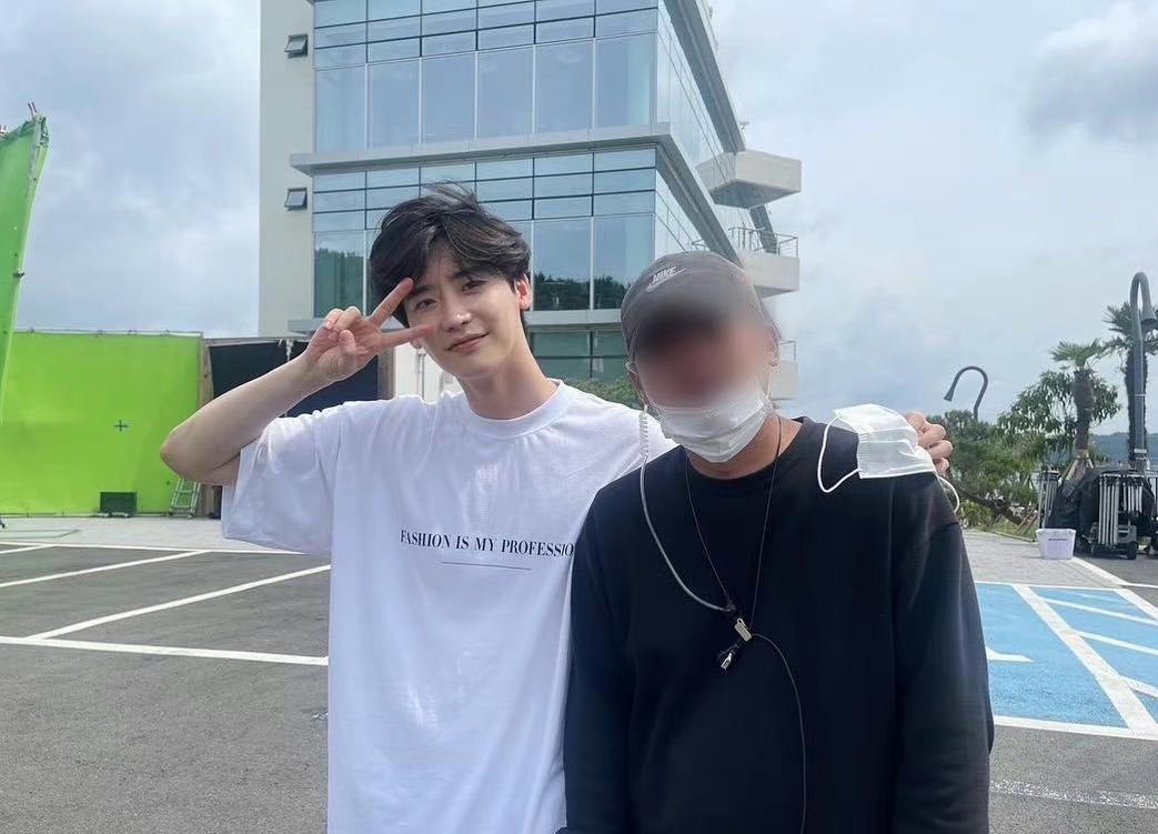 李钟硕|李钟硕车银优亮相新片发布会，前者肿成发面馒头，后者完全碾压