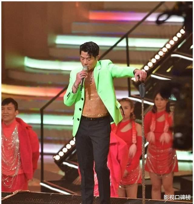 TVB|TVB把台庆搞成了乡村大舞台？郭富城穿绿西装，汪明荃抽到电动车