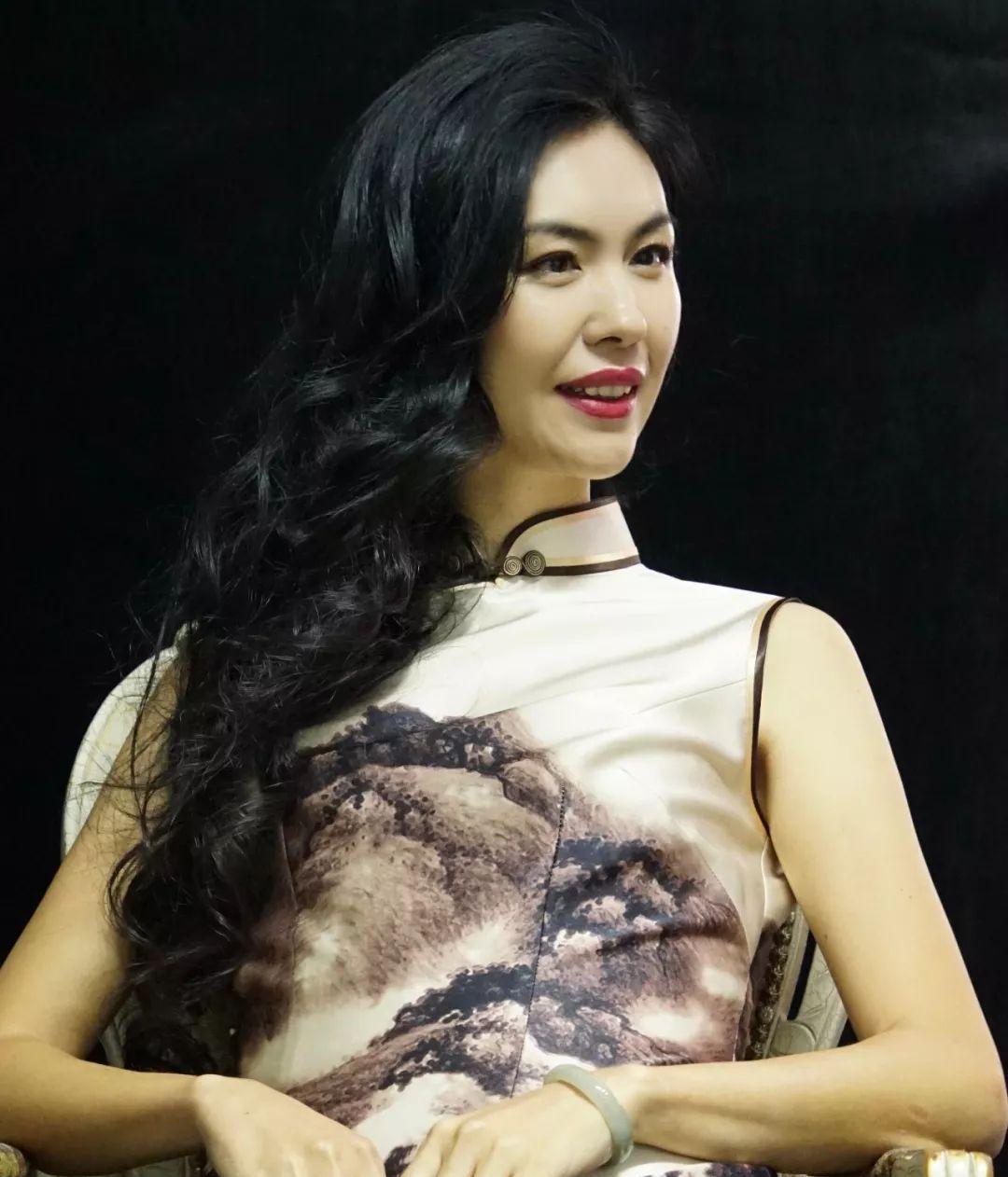 中国第一位盲人模特:曾因失明自杀,一个男人救了她,如今生了两个儿子幸福美满