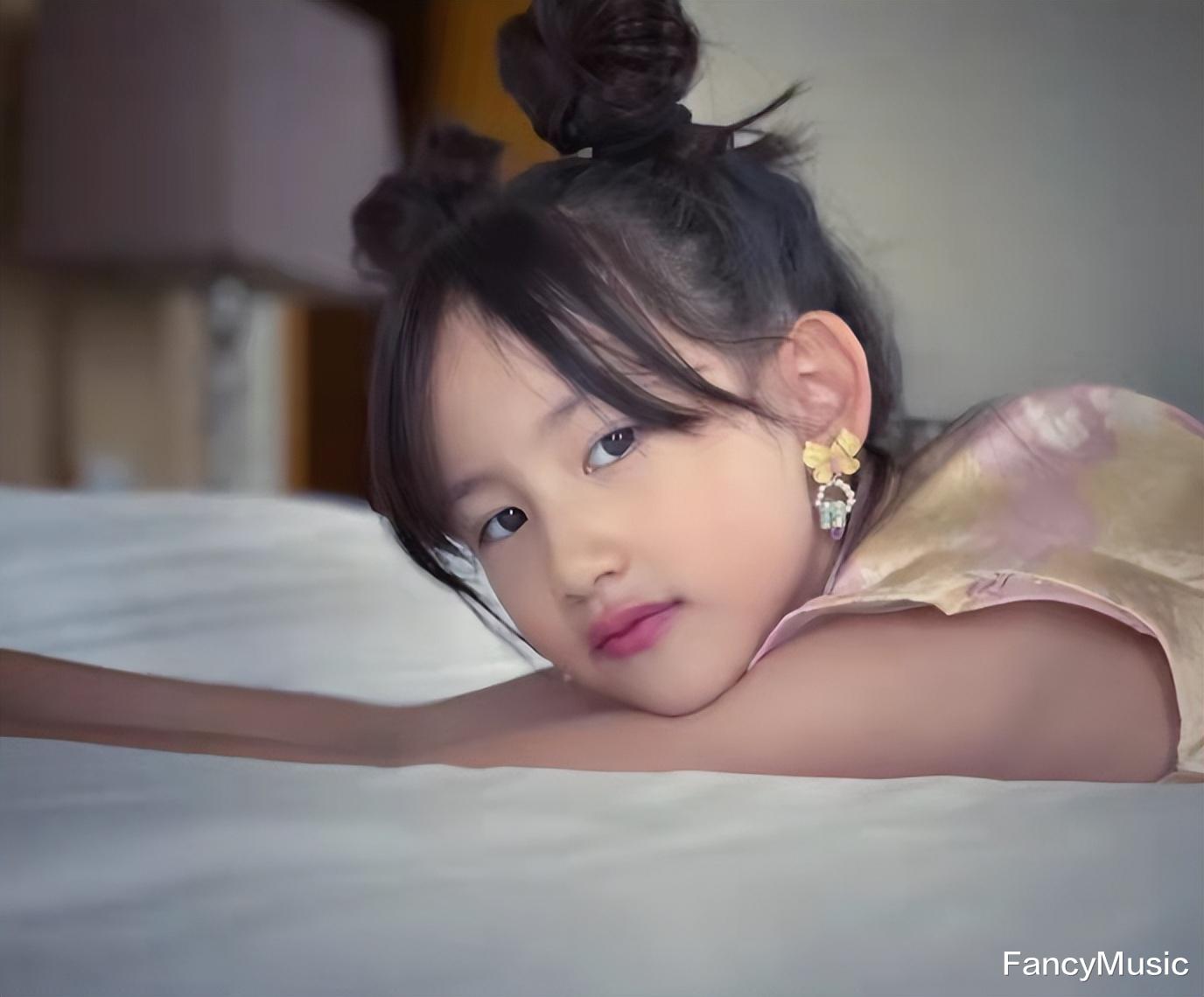 孙莉|孙莉分享二女儿近照，穿旗袍涂口红被指成熟，长相更像爸爸黄磊