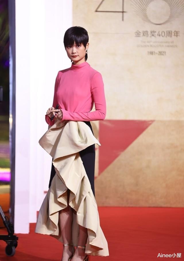 李宇春|李宇春的身材太薄了,荷叶边半裙拼接粉上衣,穿出松垮效果