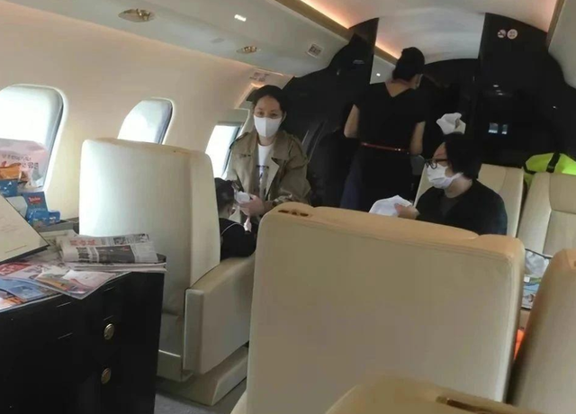 郭碧婷|向太炒作？传婚变后郭碧婷向佐合体，亲昵搂背，细节暴露疑是摆拍