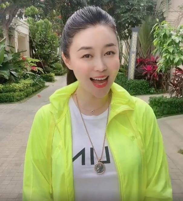 关婷娜|关婷娜：21岁签约赵本山公司，长得漂亮39岁还单身，父母一直为她担心