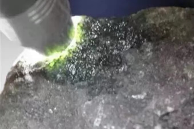 羲之爱鹅|如何通过皮壳判断翡翠原石“种老”和“种嫩”?