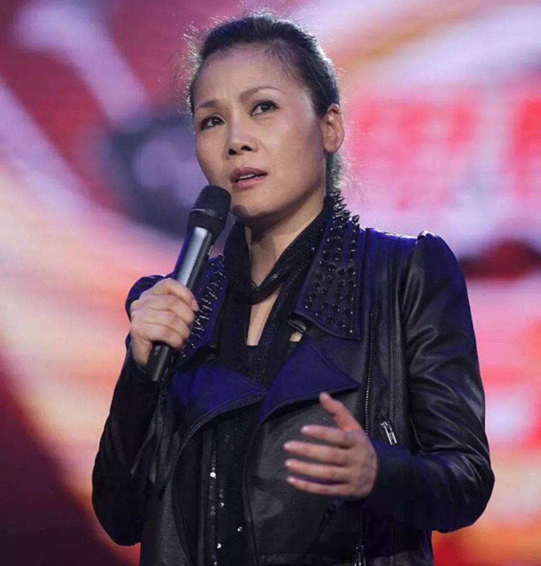 田震|56岁歌手田震定居国外！驾马车出行似贵族，生活惬意笑容满面