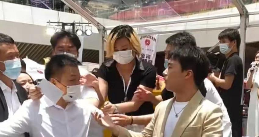 周润发|有排面！郭麒麟活动两排保镖！同是明星，为何周润发出门不戴口罩