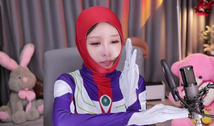 |“给导播加鸡腿!”林七七直播的时候脱鞋,网友:这个特写太经典