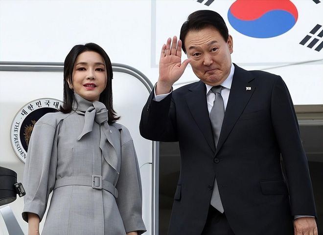 西装 韩国第一夫人用美貌为老公撑门面！穿收腰西装出访加拿大，超拉风