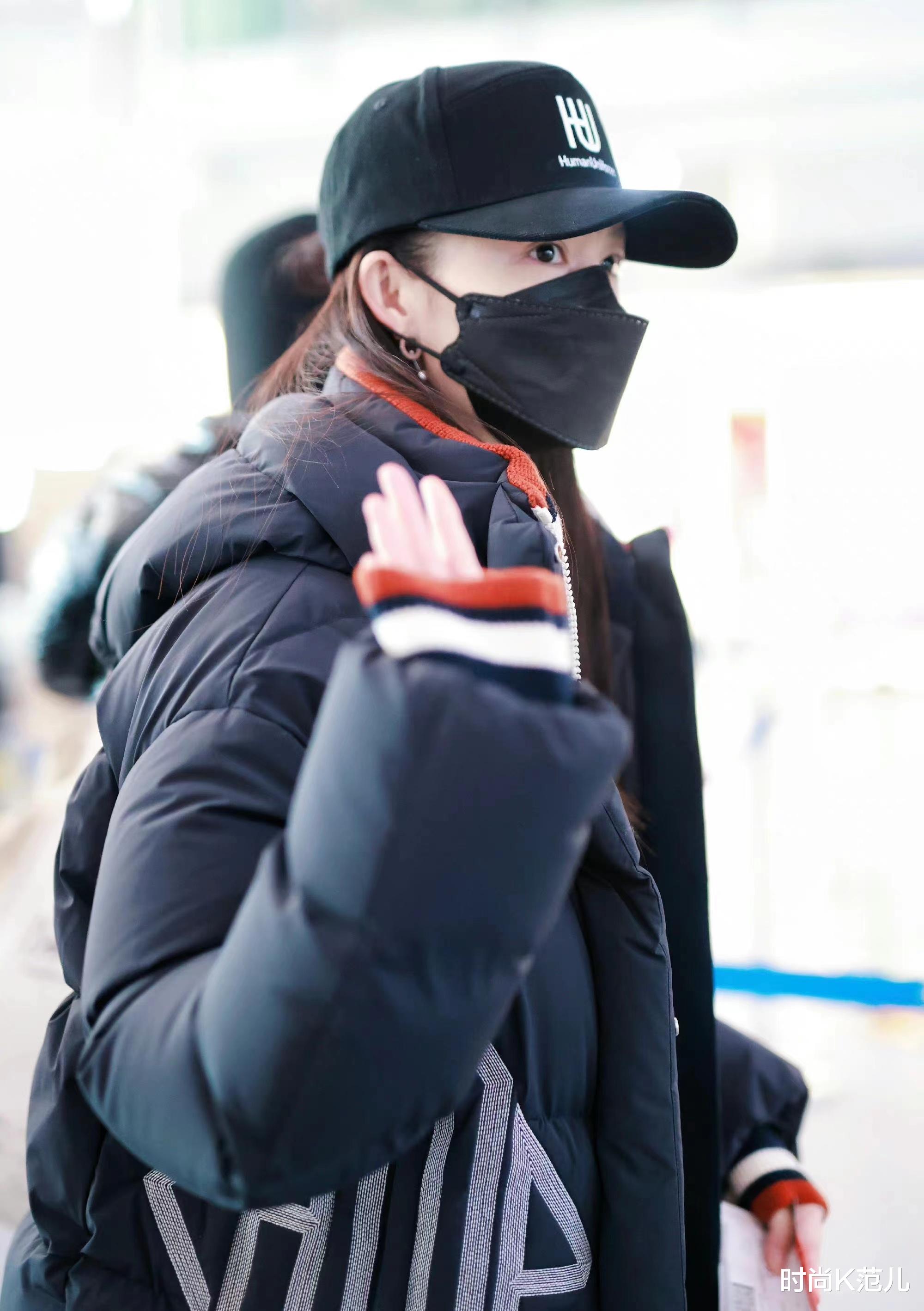 |李沁现身机场,短款羽绒服搭紧身牛仔裤,简约保暖很显活力!