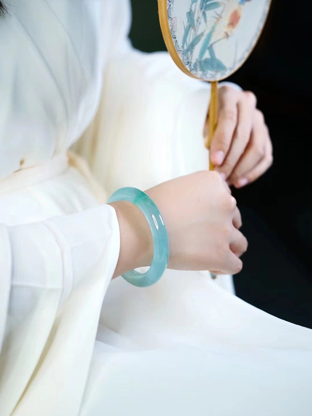 翡翠手镯|欣赏镯色生香,腕间之美,好美的翡翠手镯