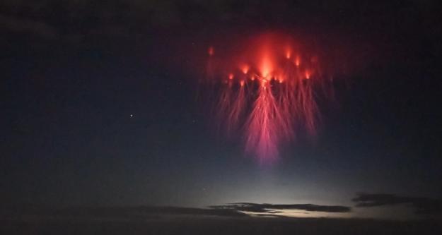 再次出现!“红色闪电”环绕地球上空,科学家:不是风景而是警告