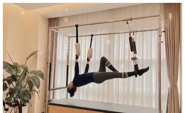 邬倩倩|66岁邬倩倩晒出近照,在豪宅内健身,身材匀称纤细似少女