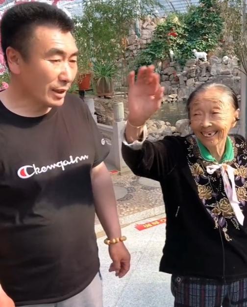 李玉成|李玉成脾气见长,马玉琴只能看其脸色行事,网友:录视频都这样?
