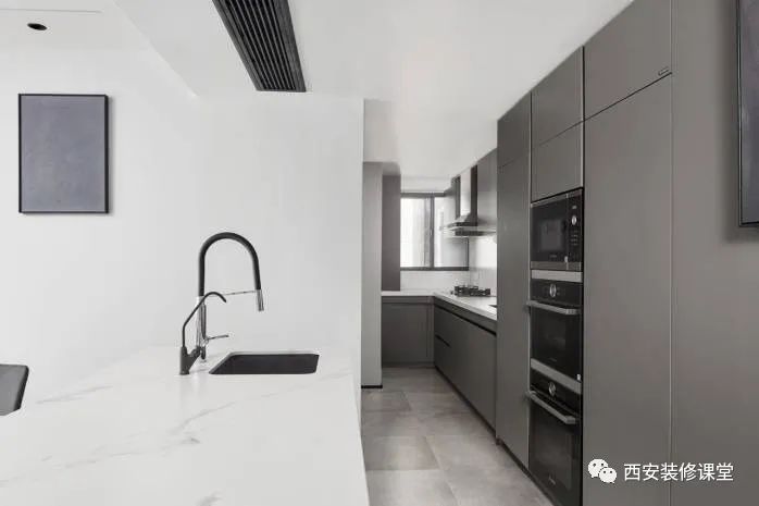 130㎡四室变三室，黑白灰简约