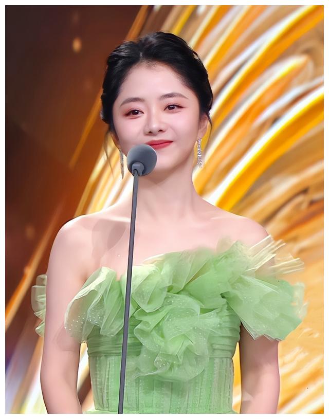 金鹰奖女星大PK：殷桃性感，佟丽娅干瘪，马丽胖出双下巴