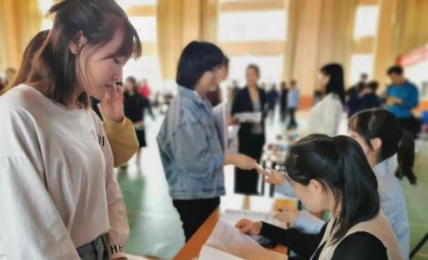招聘|学校招聘会后学生很后悔，之前毫不在意的东西，却成了“加分项”