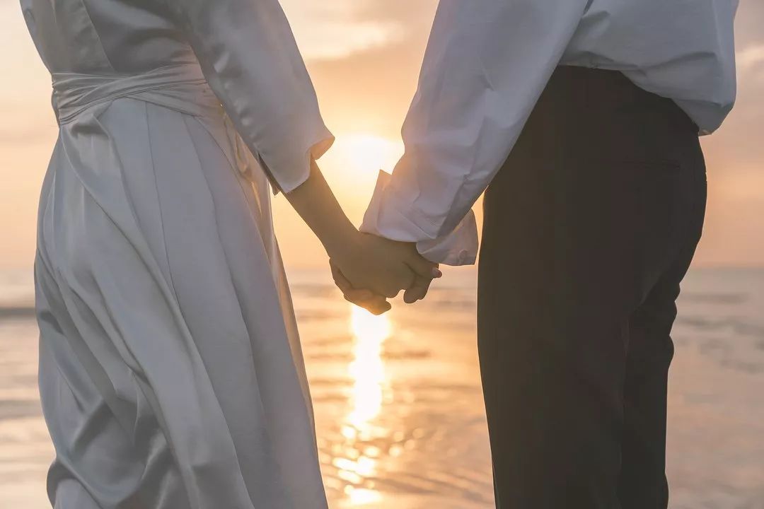 小伙坐高铁偶遇富婆从此走上人生巅峰