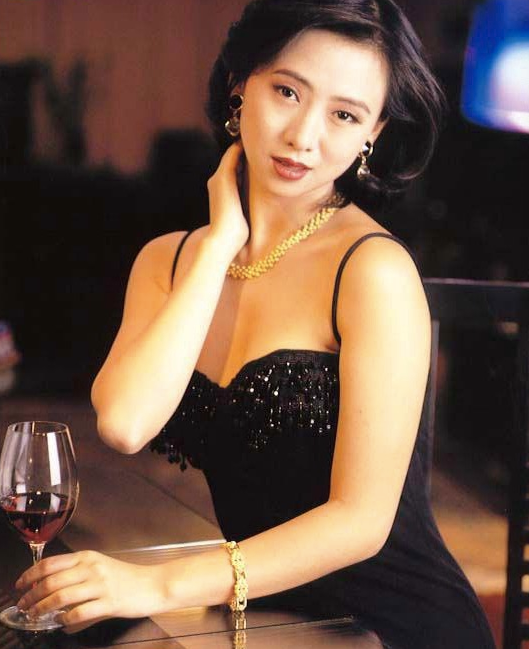 翁虹|性感女神，与丈夫相识4个月闪婚，今晒婚纱照庆结婚15年，甜蜜