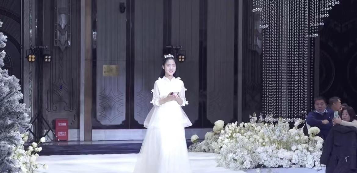 戒指 40岁单亲妈妈二婚，婚礼上女儿当花童送戒指，网友：亲爸该伤心了