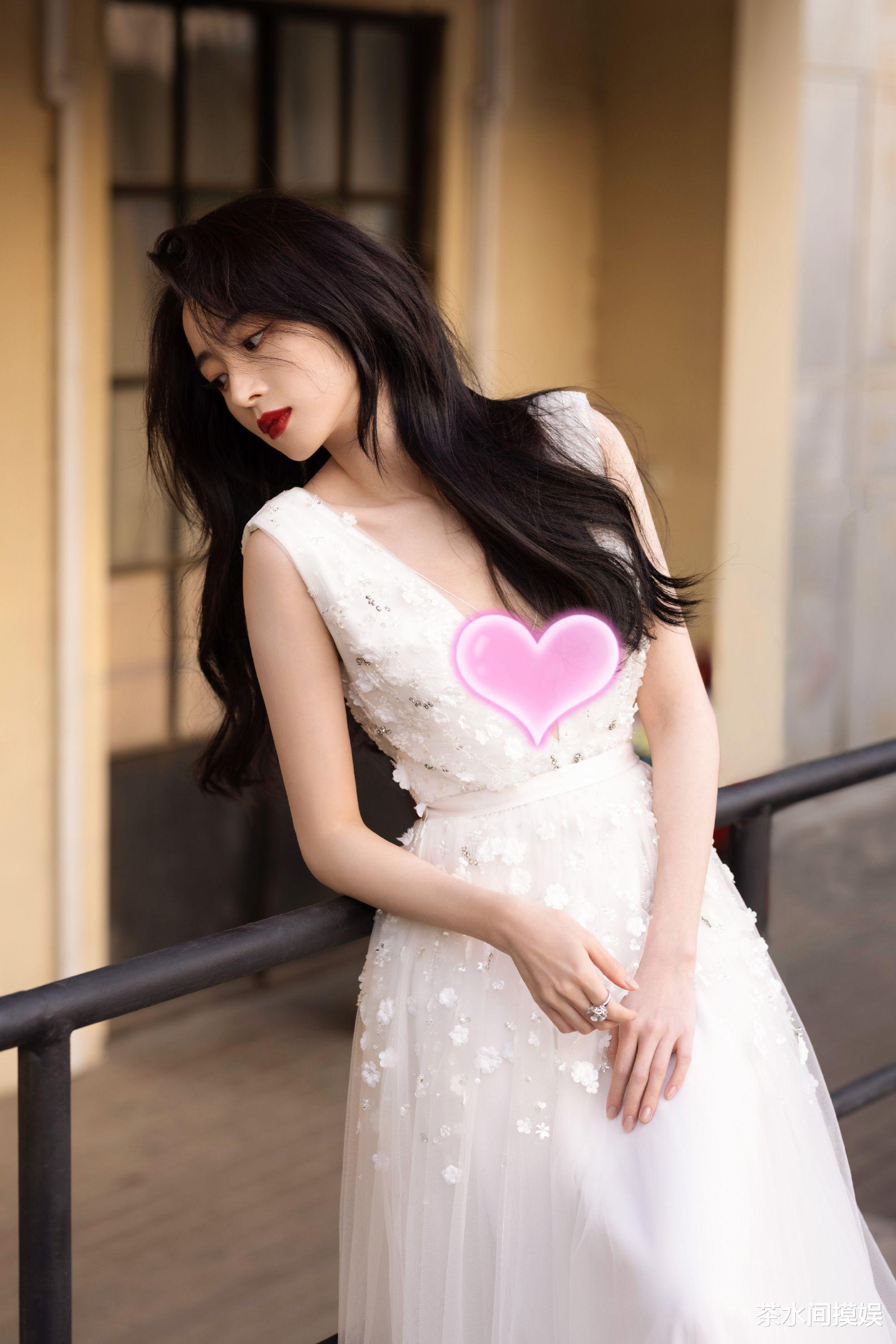 周冬雨|寡淡脸一遇港风就惊艳？周冬雨霸总，毛晓彤惊艳，鞠婧祎改头换面