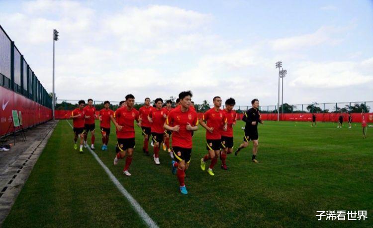 国足|晚上18点! 北京媒体曝出争议猛料: 国足集训沦为笑话, 球迷骂声一片