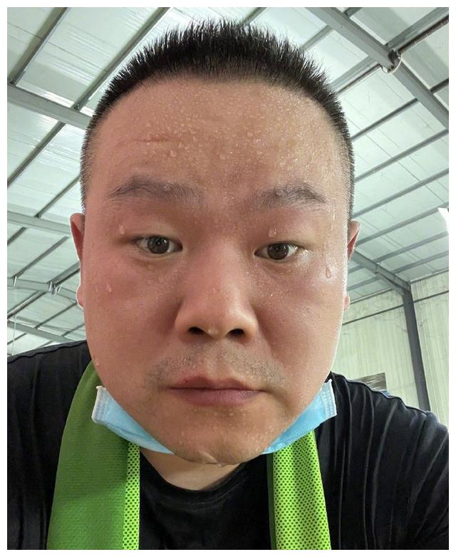 岳云鹏 岳云鹏晒减肥近照，自嘲减不了肥还费钱，关键是饥饿后的那顿饺子