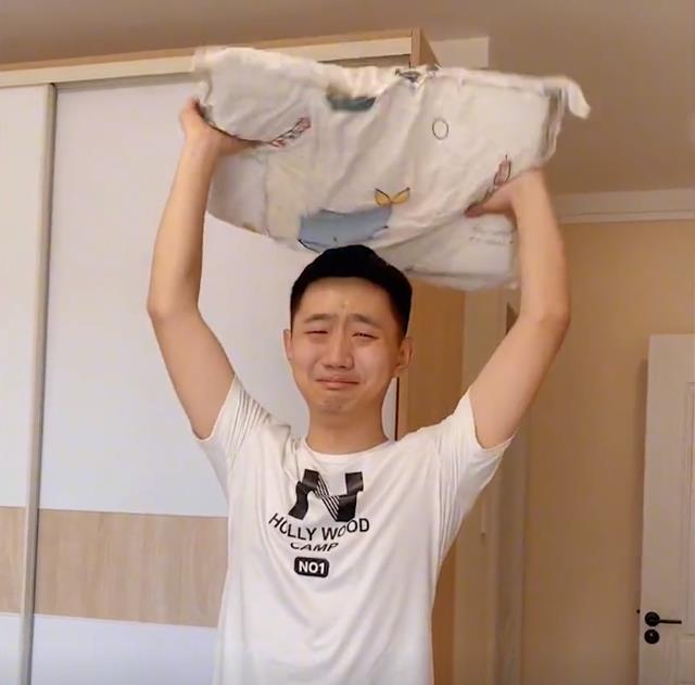 吉林一抗疫护士偷偷回家,丈夫反应让她笑哭:网友:真爱,错不了