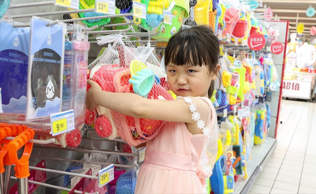 4岁孩子在超市先喝水后结账，被要求10倍赔偿，爸爸3句话显高情商