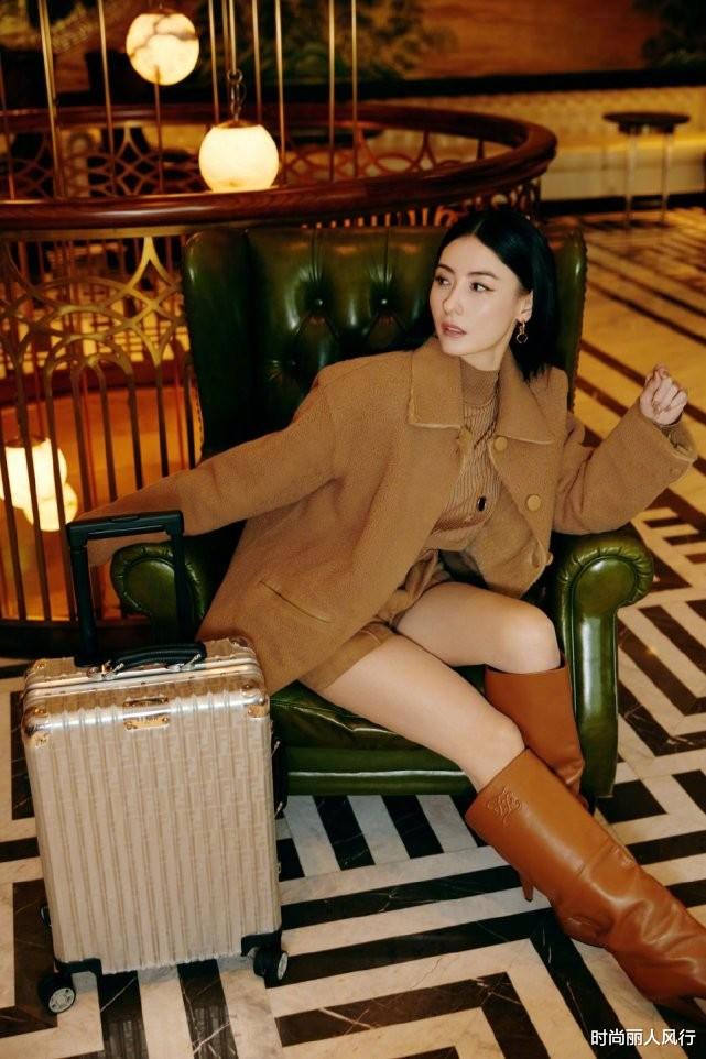 张柏芝|张柏芝为拍大片豁出去了！素颜为顶奢国货拍广告，穿针织衫太随意