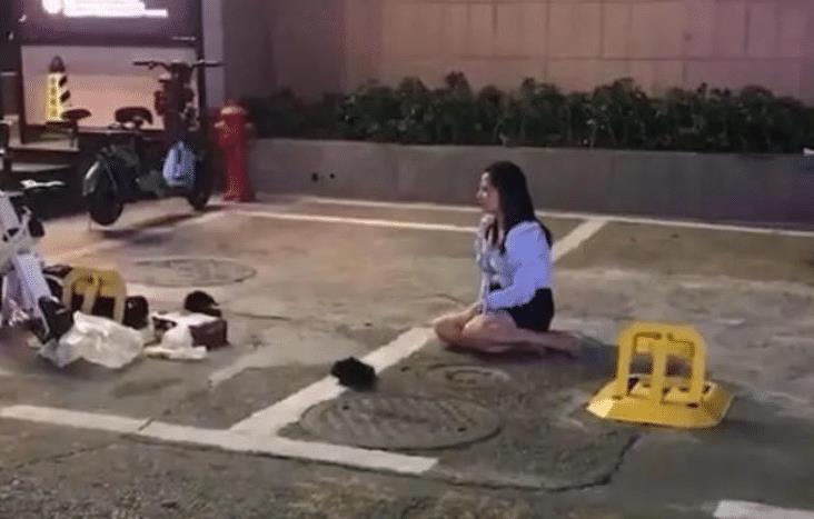 深圳一女子光脚瘫坐在路边,衣衫整洁目光呆滞,疑似为情所困