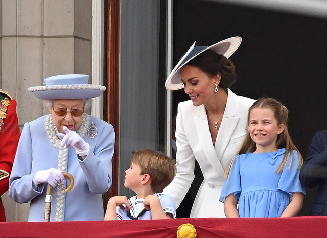 夏洛|英女王的好基因没遗传?曾孙辈颜值参差不齐,莉莉小公主还算好看