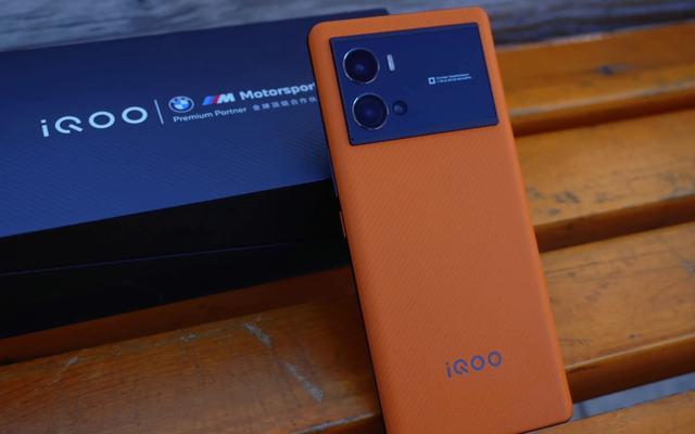 iqoo|老公特别喜欢玩游戏，有屏幕素质好点的手机推荐吗？