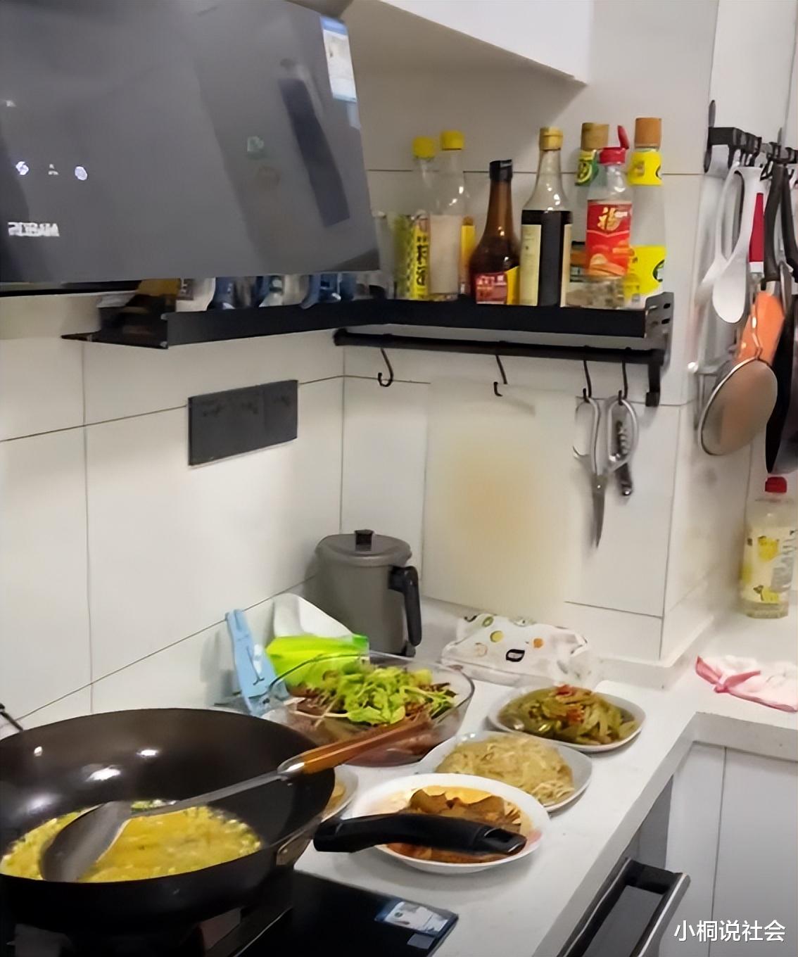 湖北一女子提出厨房想装空调,老公力排众议鼎力支持:做饭真香!