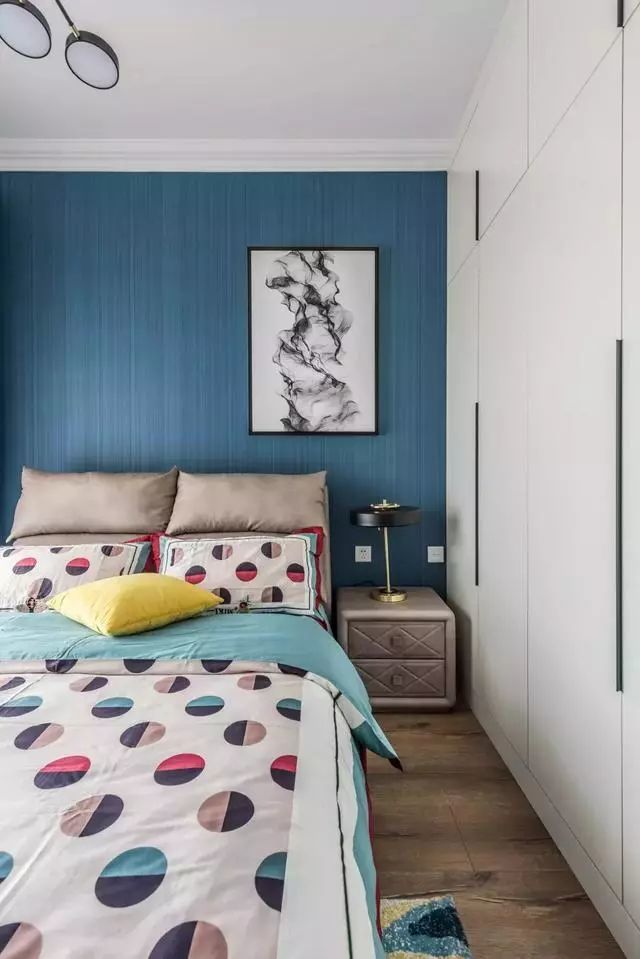 带阁楼的新房,以黑白灰为主基调,装饰出一个轻奢、高雅的家