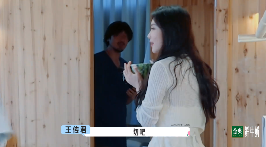 孟子义|忘了胡辣汤事件?孟子义想跟王鹤棣同吃一个瓜,衣领太低又惹争议