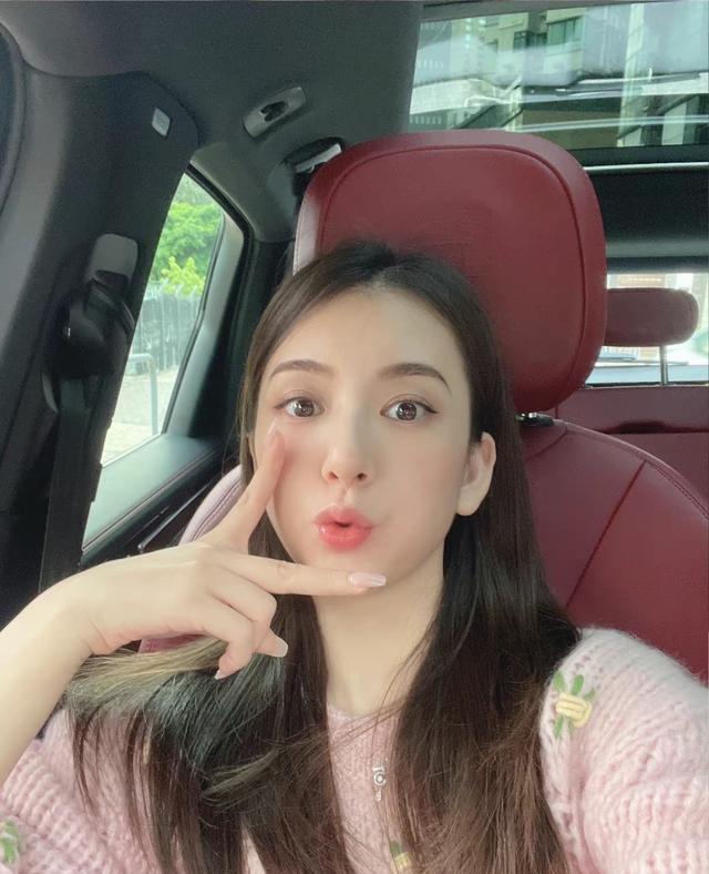 方媛|方媛晒近照，4岁大女儿波浪卷长发及腰，2岁小女儿握笔姿势好可爱