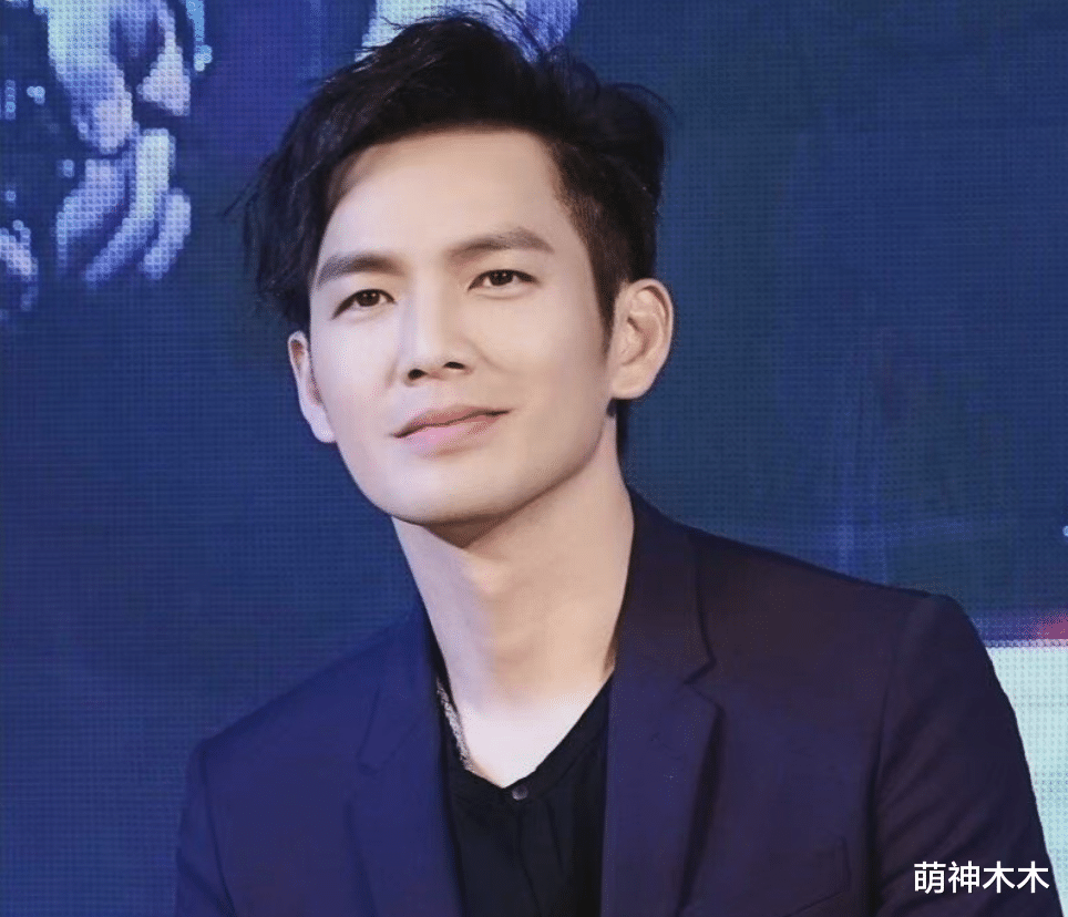 钟汉良|疑似钟汉良老婆探班被拍,男方雨中撑伞照顾女方,两人传秘婚多年