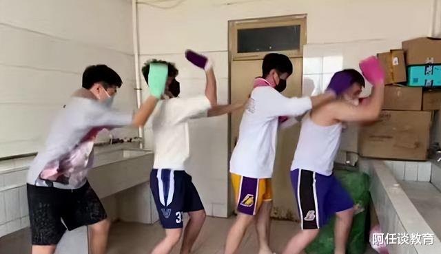 美甲 疫情封校也要美！女大学生隔着栏杆做美甲，穿着“清凉”引热议