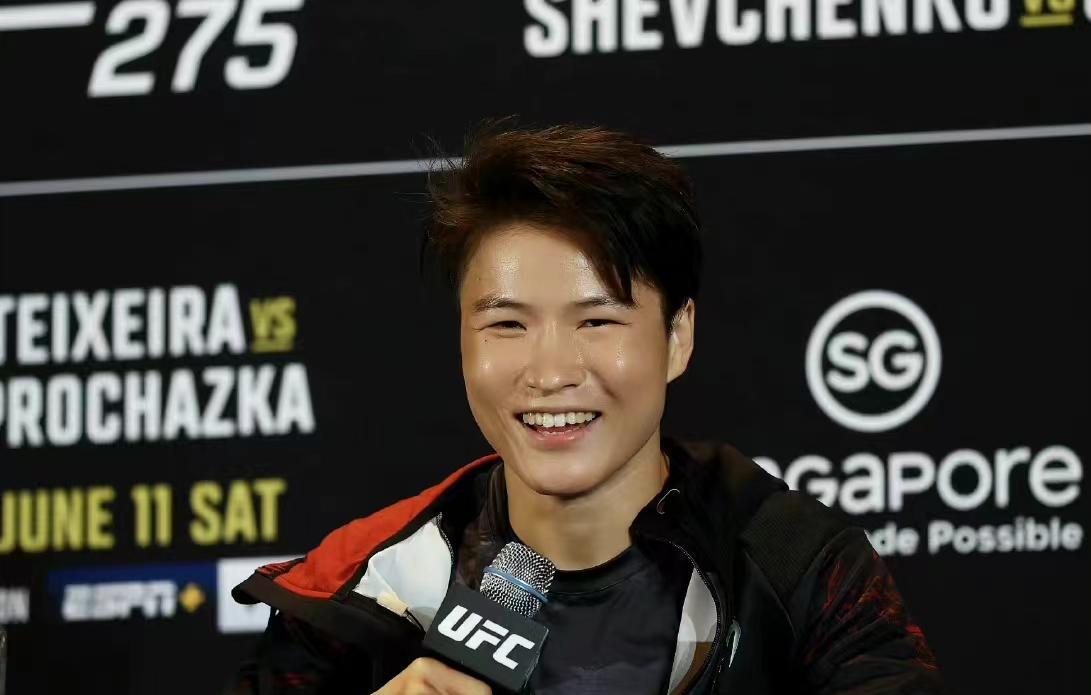 迪丽热巴|32岁格斗冠军张伟丽太帅气！穿半截装大秀好身材，八块腹肌抢镜