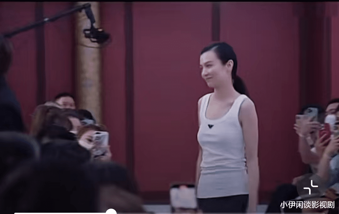 春夏|Prada秋冬大秀：惠英红廖凡惊艳，女演员春夏，含胸驼背还笑场！