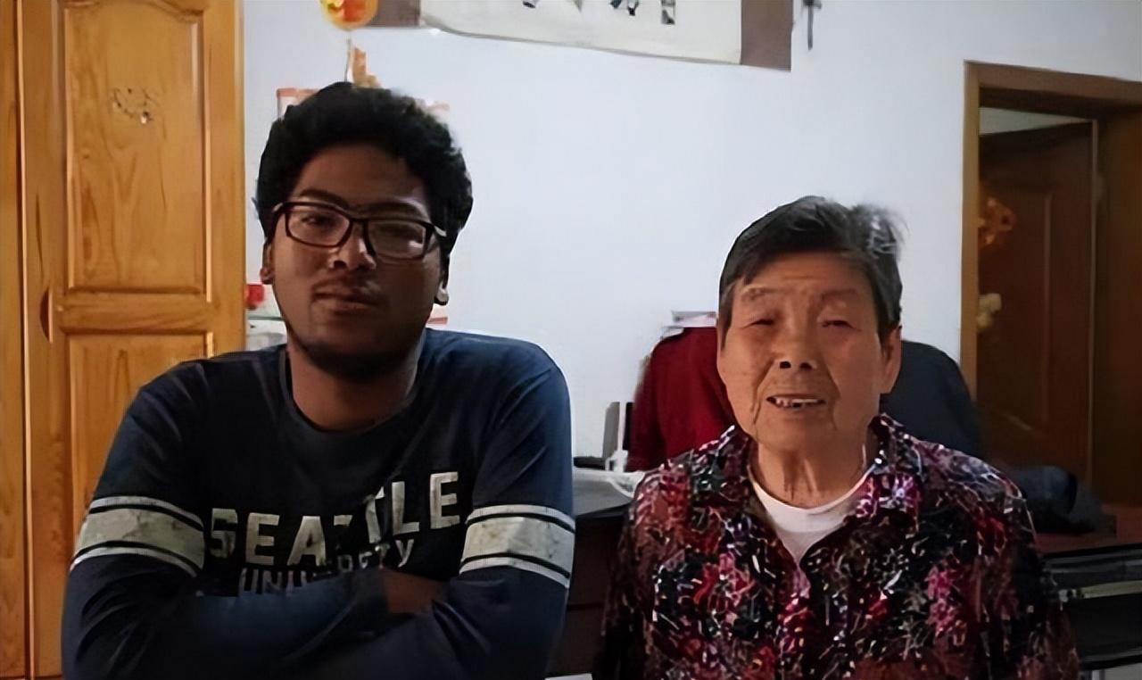 女子爱上黑人小伙引家人反对,女子:他的好只有我才懂