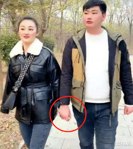 陈亚男|朱小伟去美女家做客，拍亲密合照却称没关系，网友：比陈亚男还亲