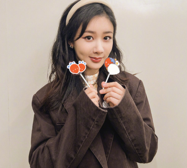 杨紫|杨紫晒30岁庆生照，三十而立尽显成熟美，这衣品谁不爱？