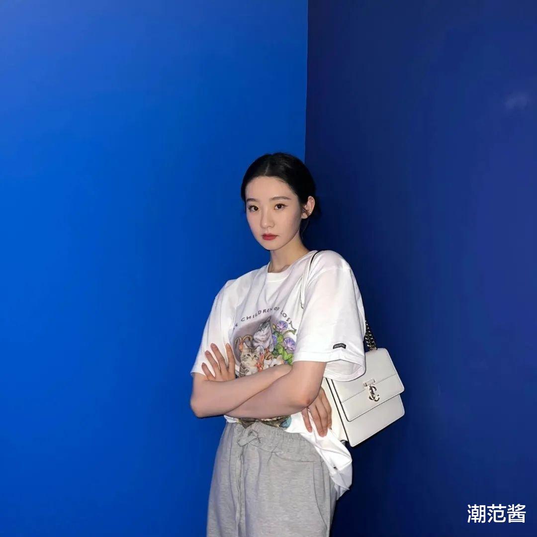 郑秀妍的白色印花短袖，遇上蓝色的牛仔裤，碰撞出不一样的火花