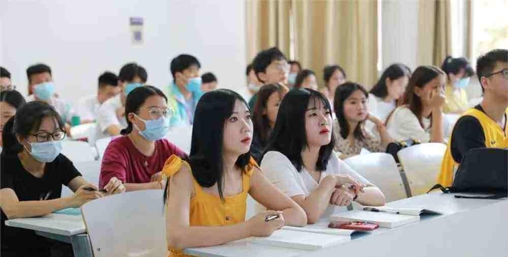 河南某大学女生把隔离早餐扔垃圾桶,引起众怒