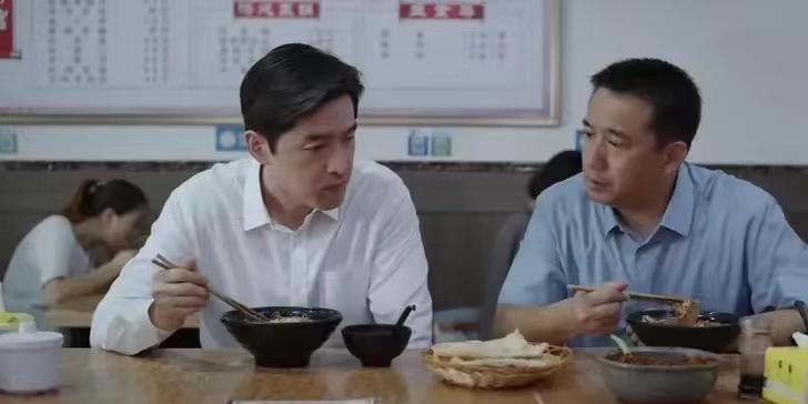 纵有疾风起|看《县委大院》再看《纵有疾风起》,被吹捧成老戏骨的人藏不住了