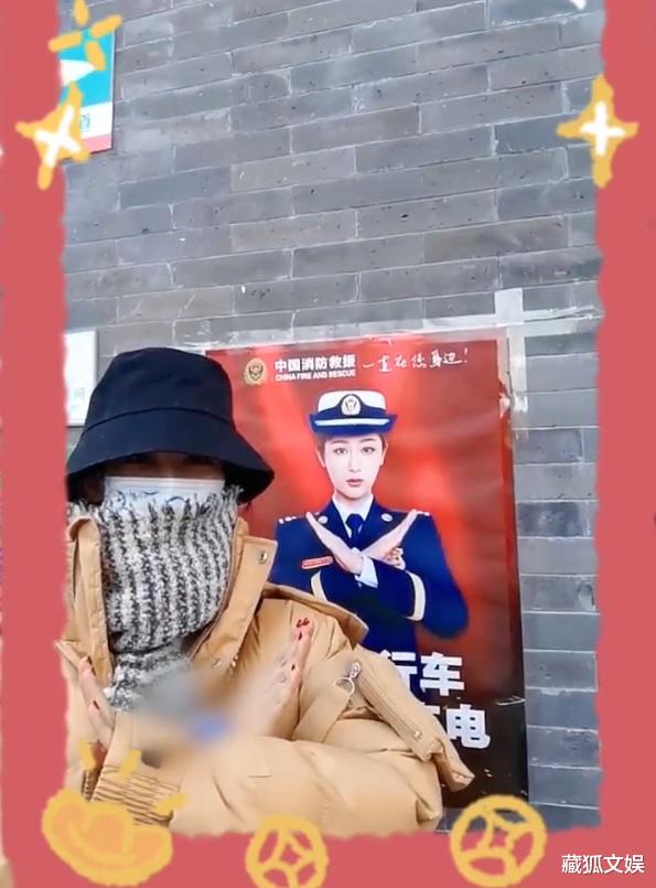 杨紫|杨紫晒过年逛吃vlog,自曝爱吃卤煮不喝豆汁,主动与自己海报合影