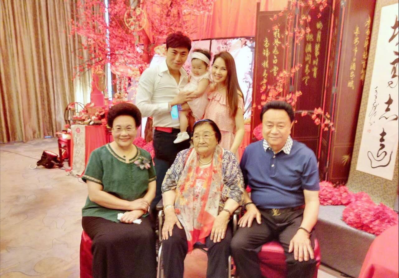 伊能静|伊能静晒隔离日常,秦昊陪女儿跳舞,上海别墅客厅曝光敞亮温馨