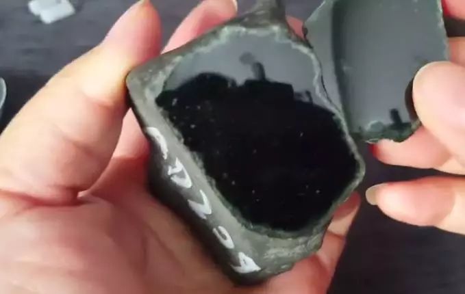 翡翠|瞒着老婆花5千买的翡翠原石,切出了极品墨翠,回家不用跪了!